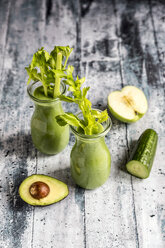 Avocado-Smoothie, grüner Smoothie mit Gurke, Apfel, Staudensellerie - SARF03514