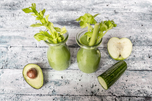 Avocado-Smoothie, grüner Smoothie mit Gurke, Apfel, Staudensellerie - SARF03515