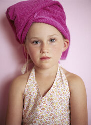 Porträt eines kleinen Mädchens mit rosa Handtuch-Turban - FSF00989