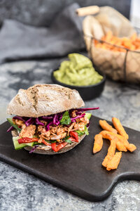 Veganer Jackfruit-Burger mit Süßkartoffelpommes und Guacamole - SARF03516