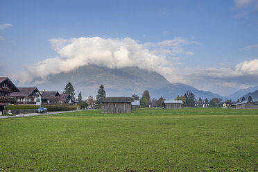 Deutschland, Bayern, Garmisch-Partenkirchen, Wiese im Herbst, Wankberg mit Wolken - PVCF01284