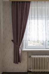 Old-fashioned curtains in an empty living room - MELF00191