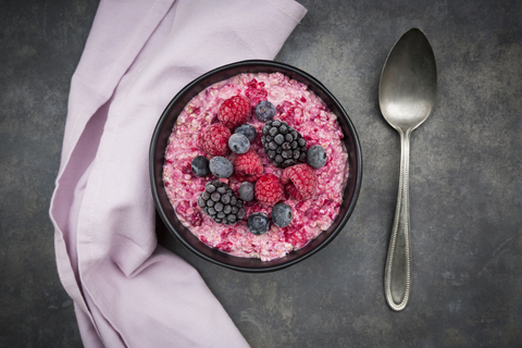 Overnight Oats mit gefrorenen Beeren, lizenzfreies Stockfoto