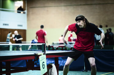 Mann spielt Tischtennis in einem Wettbewerb - FRF00623