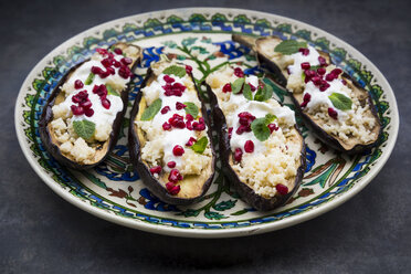 Gefüllte Aubergine, Couscous, Joghurtsauce, Minze und Granatapfelkerne - LVF06651