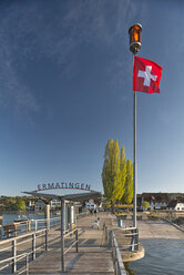 Schweiz, Thurgau, Ermatingen, Bodensee, Bootssteg mit Schweizer Flagge - SHF01969