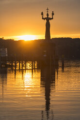 Deutschland, Konstanz, Imperia bei Sonnenaufgang - SHF01976