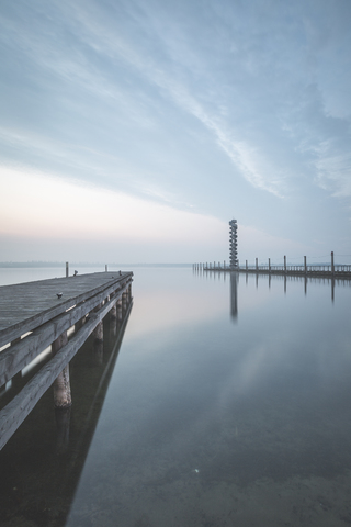 Deutschland, Sachsen-Anhalt, Bitterfeld, Goitzschesee, Pegelturm am Morgen, lizenzfreies Stockfoto