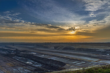 Deutschland, Grevenbroich, Tagebau Garzweiler im Winter bei Sonnenuntergang - FRF00624