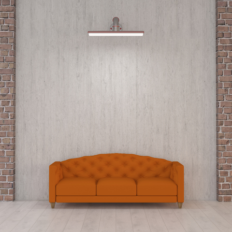 Orangefarbene Couch unter Wandlampe, 3d Rendering, lizenzfreies Stockfoto