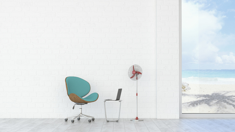 Bürostuhl, Laptop und Ventilator mit Blick auf Strand und Meer, 3d Rendering, lizenzfreies Stockfoto