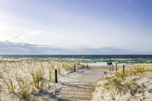 Deutschland, Mecklenburg-Vorpommern, Rerik, Weg zum Strand - PUF01212