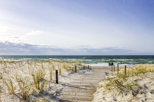 Germany, Mecklenburg-Vorpommern, Rerik, way to the beach - PUF01212