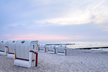 Deutschland, Mecklenburg-Vorpommern, Ostseebad Kuhlungsborn am Morgen - PUF01213