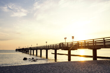 Deutschland, Mecklenburg-Vorpommern, Ostseebad Kuhlungsborn, Seebrücke am Morgen - PUF01214