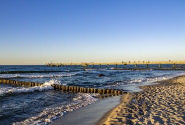 Deutschland, Mecklenburg-Vorpommern, Ostseebad Kühlungsborn am Morgen, Seebrücke - PUF01219