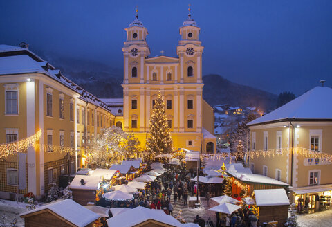 Österreich, Salzkammergut, Mondsee, Blick auf die Basilika St. Michael, Christkindlmarkt bei Nacht - WWF04148