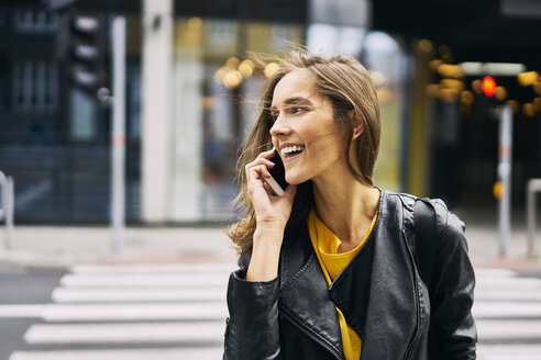 Lachende Frau am Telefon - BSZF00203