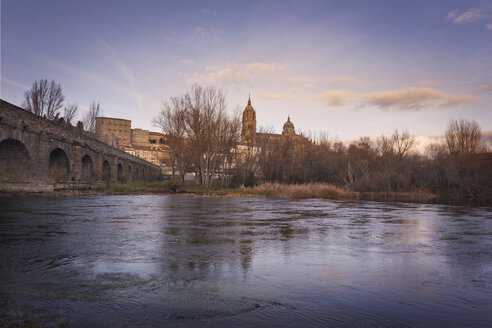 Spain, Castile and Leon, Salamanca, View of city and cathedral, Rio Tormes - DHCF00175