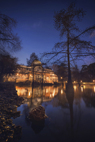 Spanien, Madrid, Cristal Palace bei Nacht im El Retiro Park, lizenzfreies Stockfoto