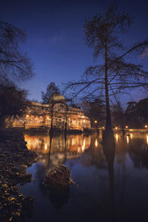 Spanien, Madrid, Cristal Palace bei Nacht im El Retiro Park - DHCF00180
