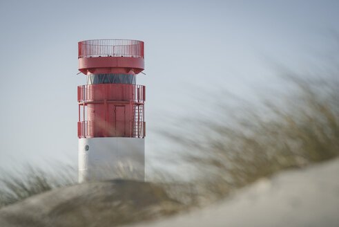 Deutschland, Helgoland, Leuchtturm auf der Insel Duene - KEBF00715