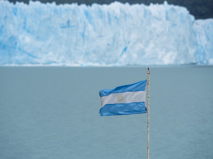 Argentinien, Patagonien, El Calafate, argentinische Flagge mit dem Gletscher Perito Moreno im Hintergrund - AMF05619