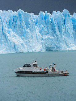 Argentinien, Patagonien, El Calafate, Gletscher Perito Moreno mit Ausflugsboot im Vordergrund - AMF05620