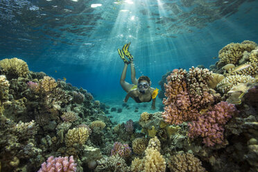 Ägypten, Rotes Meer, Hurghada, junges Mädchen beim Schnorcheln am Korallenriff - YRF00190