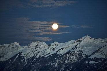 Schweiz, Bern, Hasliberg, Mond über schneebedeckten Bergen - JEDF00300