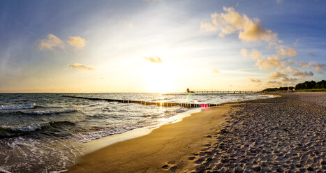 Deutschland, Mecklenburg-Vorpommern, Zingst, Strand bei Sonnenuntergang - PUF01227