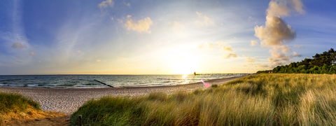 Deutschland, Mecklenburg-Vorpommern, Zingst, Strand bei Sonnenuntergang, lizenzfreies Stockfoto