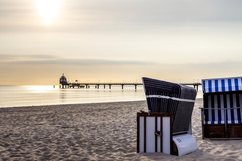 Deutschland, Mecklenburg-Vorpommern, Zinnowitz, Seebrücke und Strand am Abend - PUF01235