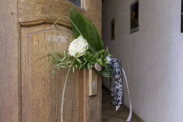 Abschiedsblume an der Eingangstür einer Wohnung - KMKF00151