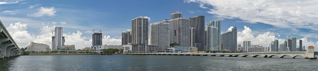 USA, Florida, Miami, Panoramablick auf die Skyline - SHF01988
