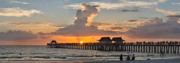 USA, Florida, Naples, Panoramablick auf Naples Pier mit Menschenmenge bei Sonnenuntergang - SHF02000