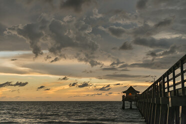 USA, Florida, Naples, Naples Pier at sunset - SHF02004