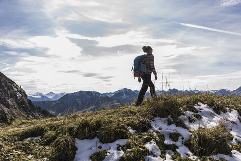 Österreich, Tirol, junge Frau beim Wandern in den Bergen - UUF12539