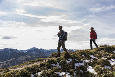 Austria, Tyrol, young couple hiking in the mountains - UUF12540