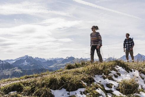 Österreich, Tirol, junges Paar beim Wandern in den Bergen - UUF12541