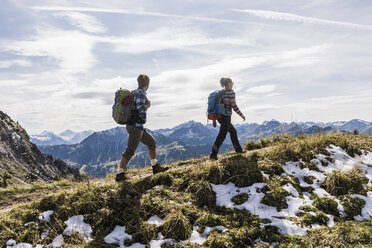 Austria, Tyrol, young couple hiking in the mountains - UUF12542