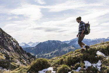 Österreich, Tirol, junger Mann beim Wandern in den Bergen - UUF12543