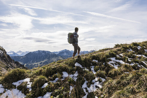 Österreich, Tirol, junger Mann beim Wandern in den Bergen - UUF12544