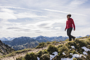 Österreich, Tirol, junge Frau beim Wandern in den Bergen - UUF12545