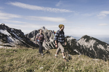 Österreich, Tirol, junges Paar beim Wandern in den Bergen - UUF12546