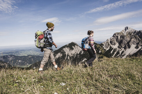 Österreich, Tirol, junges Paar beim Wandern in den Bergen - UUF12547