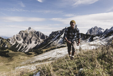 Österreich, Tirol, junger Mann beim Wandern in den Bergen - UUF12548