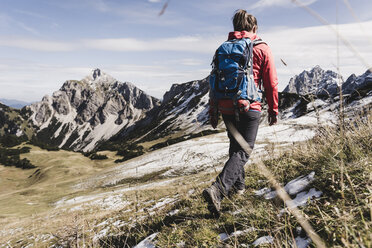 Österreich, Tirol, junge Frau beim Wandern in den Bergen - UUF12550