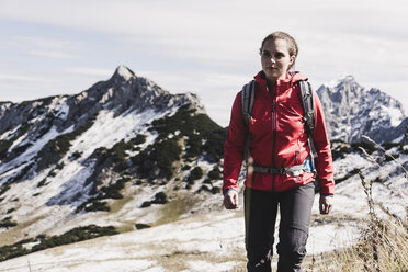 Österreich, Tirol, junge Frau beim Wandern in den Bergen - UUF12552