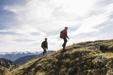 Österreich, Tirol, junges Paar beim Wandern in den Bergen - UUF12556